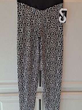 Canoan International Fitness Black & White Leopard Print Leggings Scrunch Booty